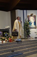 Stadtpfarrer Stefan Buß mit der Reisetasche von Pater Kentenich